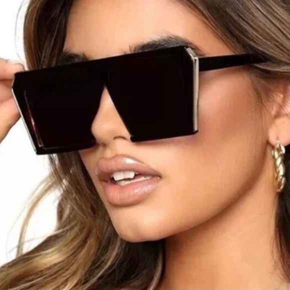 Private Label Accessories - 🕶SEXY🕶LUXURY BLACK WITH GOLD TRIM TRENDY SUNNIES